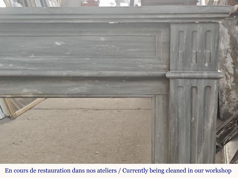 Cheminée de style Louis XVI en marbre bleu turquin, à simple cannelure-6