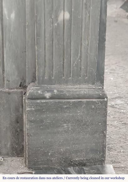 Cheminée de style Louis XVI en marbre bleu turquin, à simple cannelure-7