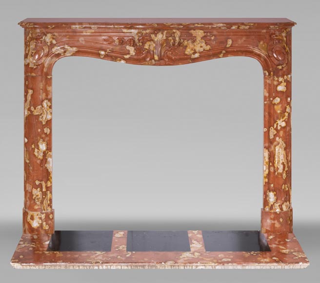 Cheminée de style Régence à palmette et enroulement, en marbre rouge de Vitrolles-0