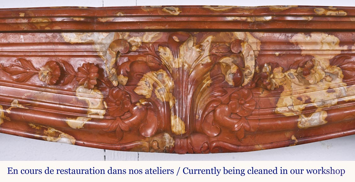 Cheminée de style Régence à palmette et enroulement, en marbre rouge de Vitrolles-1