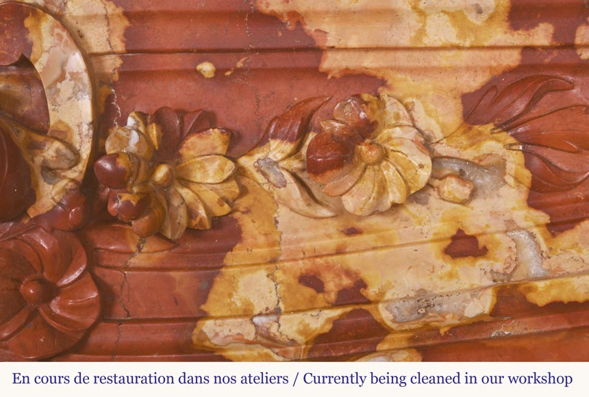Cheminée de style Régence à palmette et enroulement, en marbre rouge de Vitrolles-4