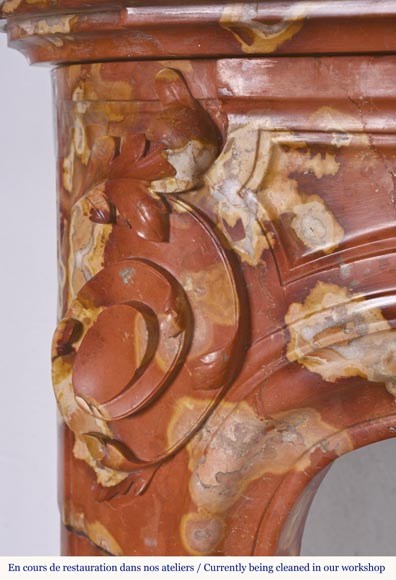 Cheminée de style Régence à palmette et enroulement, en marbre rouge de Vitrolles-7