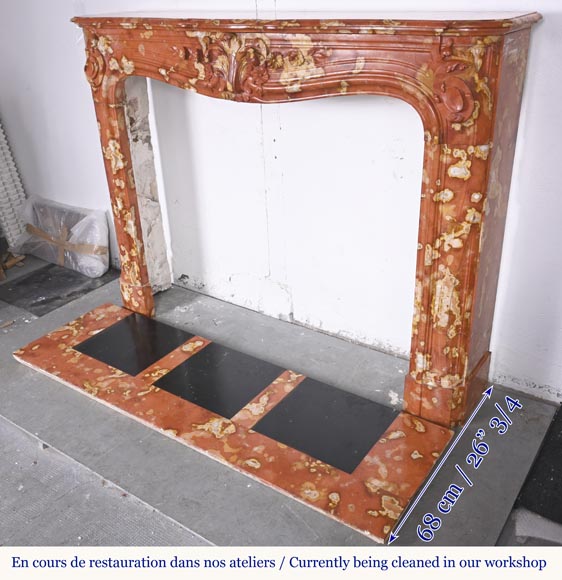 Cheminée de style Régence à palmette et enroulement, en marbre rouge de Vitrolles-9