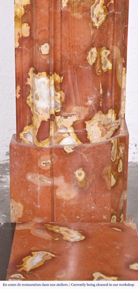 Cheminée de style Régence à palmette et enroulement, en marbre rouge de Vitrolles-11