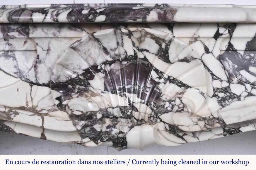 Cheminée de style Louis XV en brèche violette, décorée d'une coquille-1