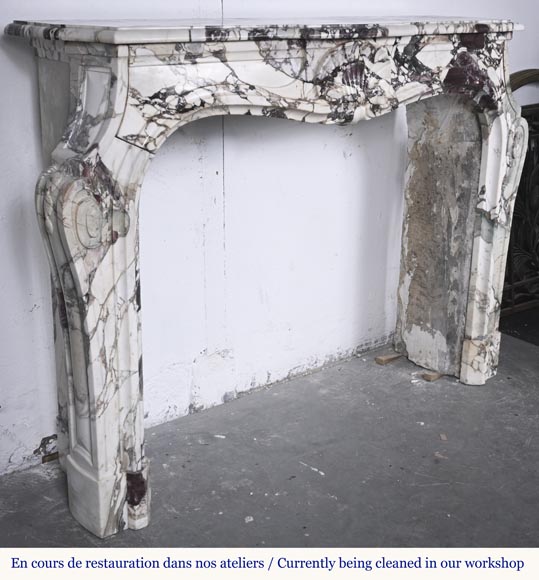 Cheminée de style Louis XV en brèche violette, décorée d'une coquille-3