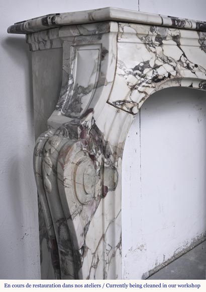 Cheminée de style Louis XV en brèche violette, décorée d'une coquille-4