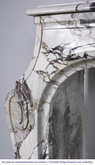 Cheminée de style Louis XV en brèche violette, décorée d'une coquille-5