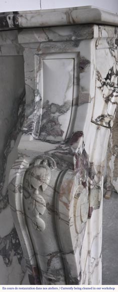 Cheminée de style Louis XV en brèche violette, décorée d'une coquille-6