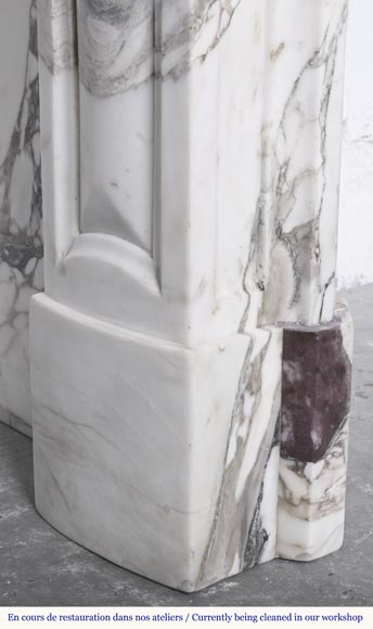Cheminée de style Louis XV en brèche violette, décorée d'une coquille-7