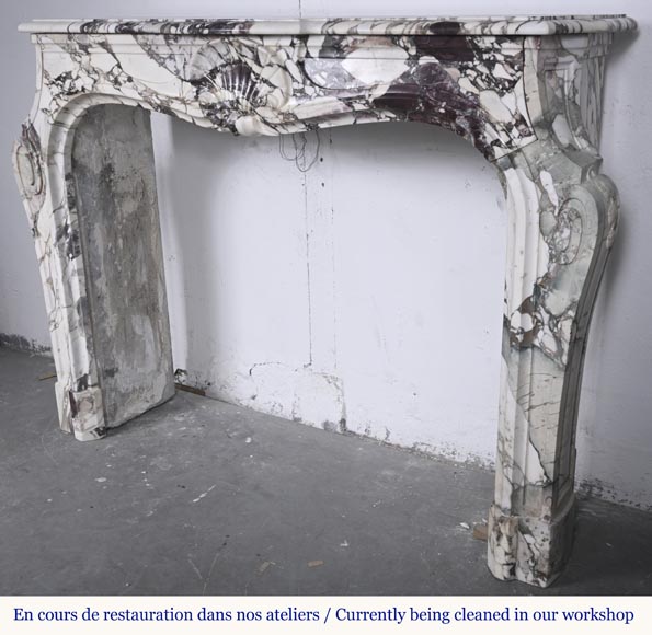 Cheminée de style Louis XV en brèche violette, décorée d'une coquille-8