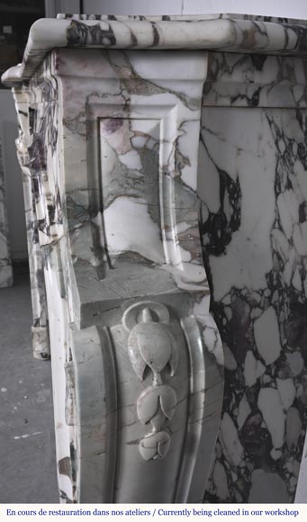 Cheminée de style Louis XV en brèche violette, décorée d'une coquille-10