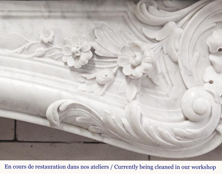 Cheminée de style Louis XV en marbre de Carrare, décorée d'une coquille fleurie-3