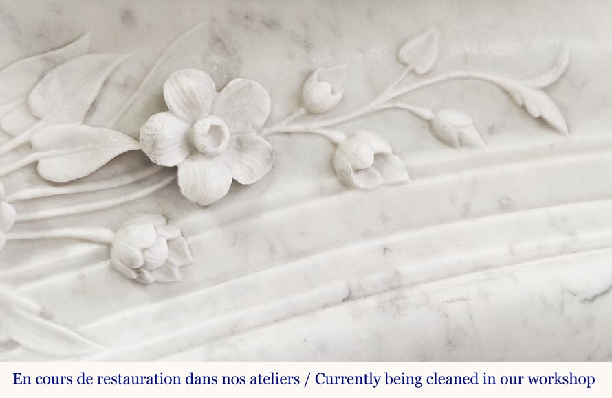 Cheminée de style Louis XV en marbre de Carrare, décorée d'une coquille fleurie-5