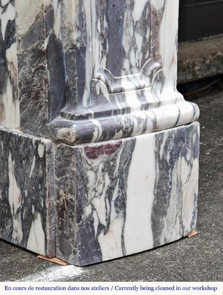 Cheminée de style Louis XV en Brèche Violette, au cartouche central encadré de palmettes-5