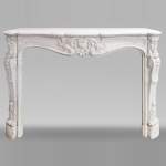 Cheminée de style Louis XV en marbre de Carrare, à décor de coquille et de fleur