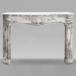Cheminée style Louis XV à la palmette fleurie, en marbre Arabescato