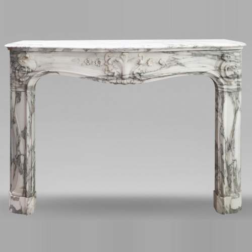 Cheminée style Louis XV à la palmette fleurie, en marbre Arabescato