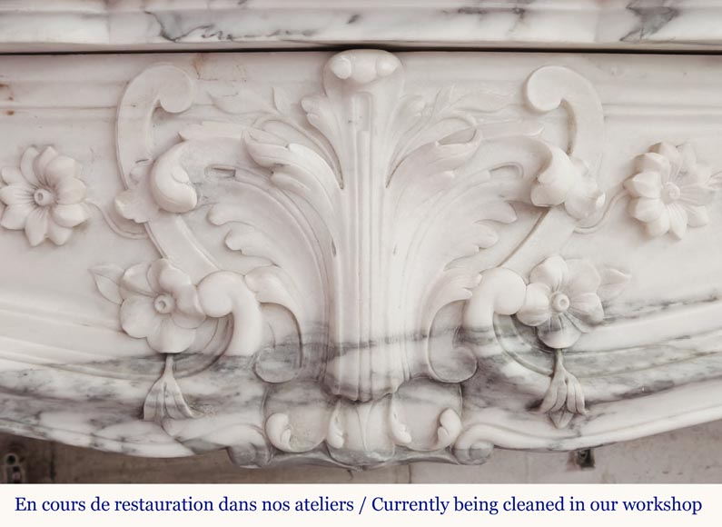 Cheminée style Louis XV à la palmette fleurie, en marbre Arabescato-2