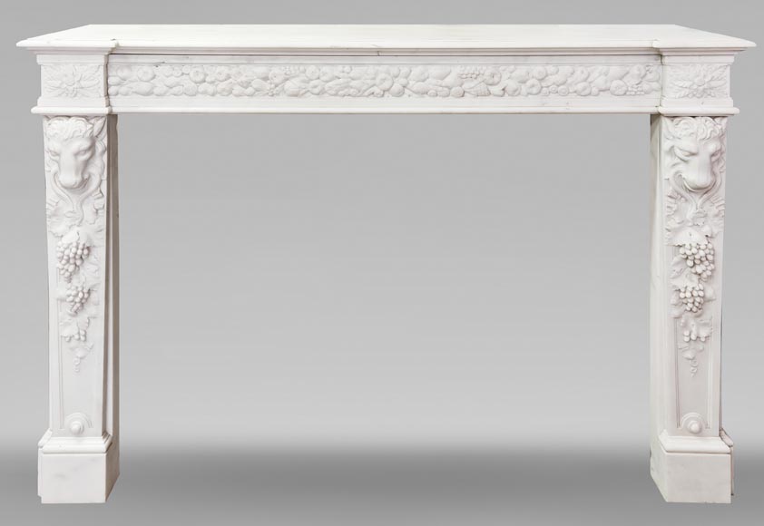Cheminée de style Napoléon III en marbre statuaire, à décor de fruits et tête de bouc-0