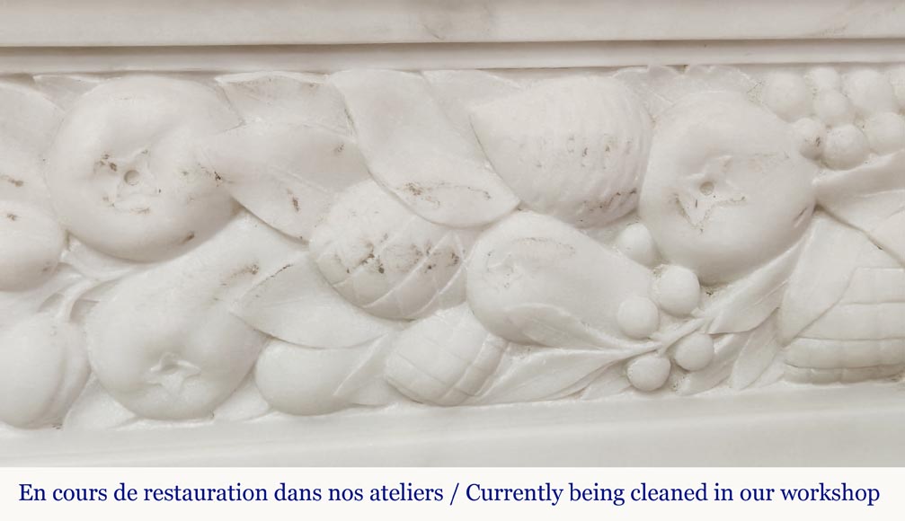Cheminée de style Napoléon III en marbre statuaire, à décor de fruits et tête de bouc-2