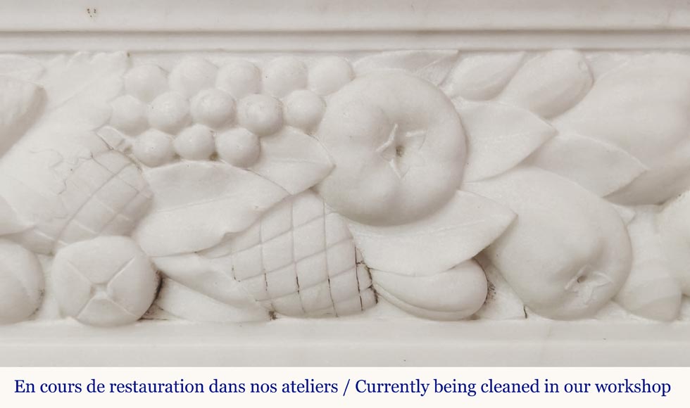 Cheminée de style Napoléon III en marbre statuaire, à décor de fruits et tête de bouc-3