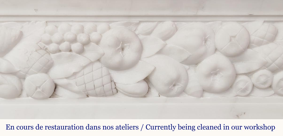 Cheminée de style Napoléon III en marbre statuaire, à décor de fruits et tête de bouc-4