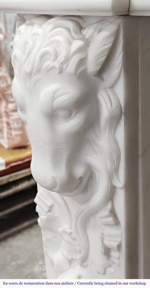 Cheminée de style Napoléon III en marbre statuaire, à décor de fruits et tête de bouc-7