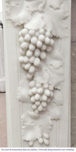 Cheminée de style Napoléon III en marbre statuaire, à décor de fruits et tête de bouc-8