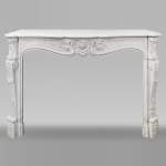 Cheminée de style Louis XV en marbre de Carrare à décor végétal