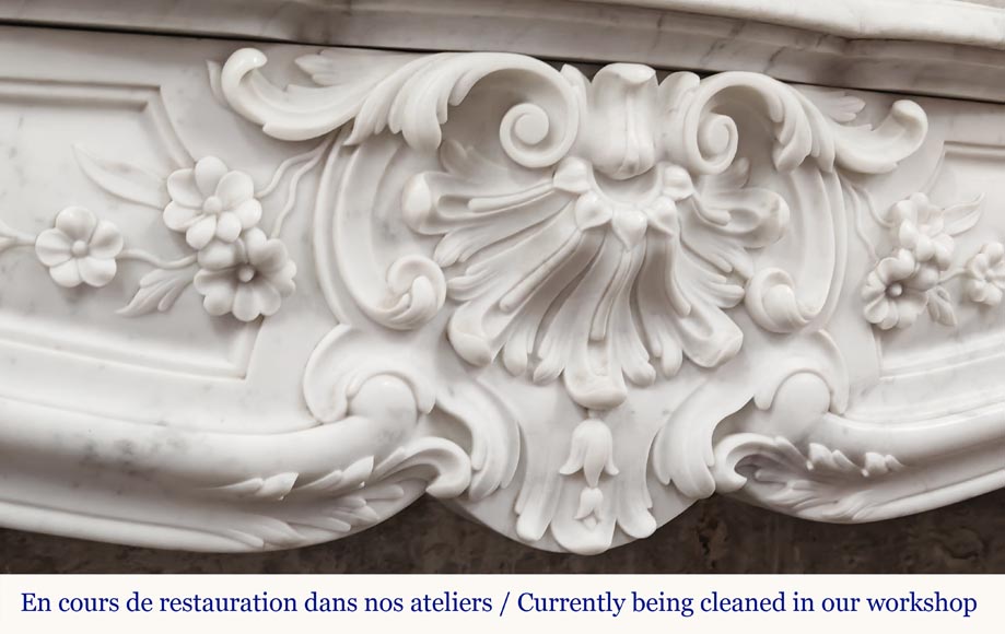 Cheminée de style Louis XV en marbre de Carrare finement sculptée-2