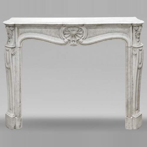 Cheminée style Louis XV en marbre de Carrare décorée d'une coquille