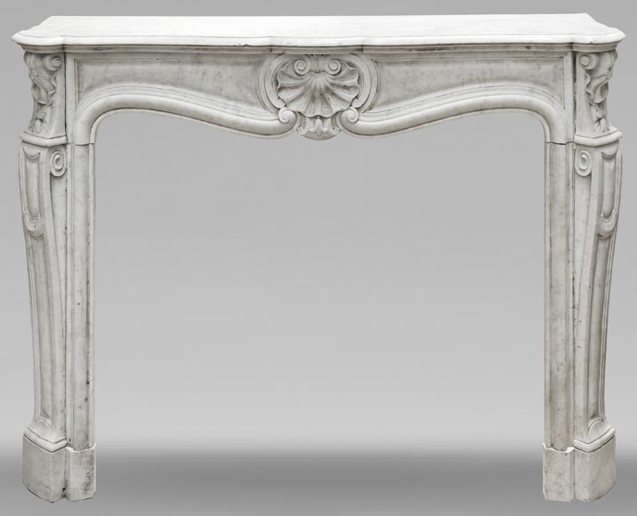 Cheminée style Louis XV en marbre de Carrare décorée d'une coquille-0