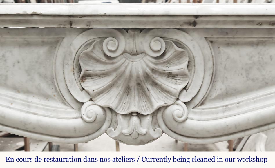 Cheminée style Louis XV en marbre de Carrare décorée d'une coquille-1