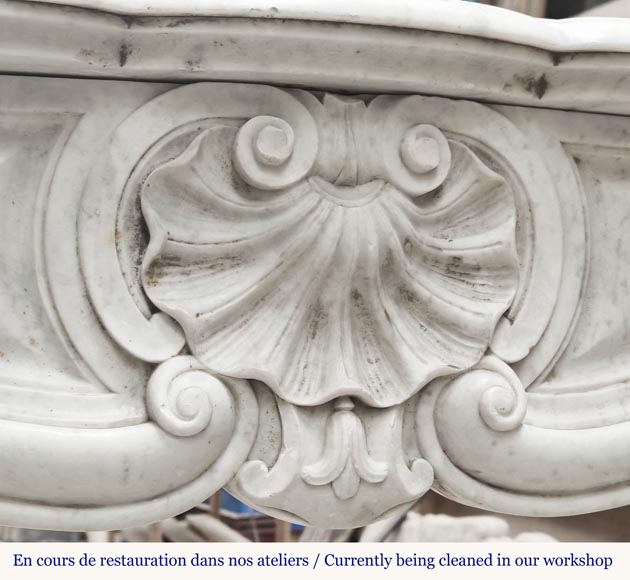 Cheminée style Louis XV en marbre de Carrare décorée d'une coquille-2