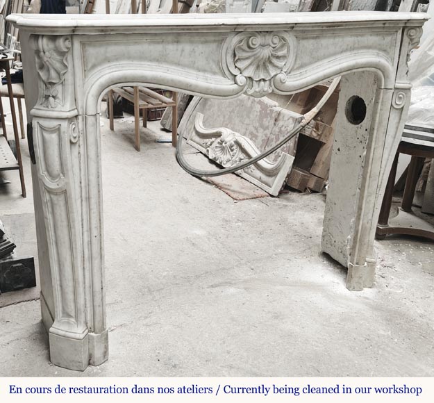 Cheminée style Louis XV en marbre de Carrare décorée d'une coquille-3