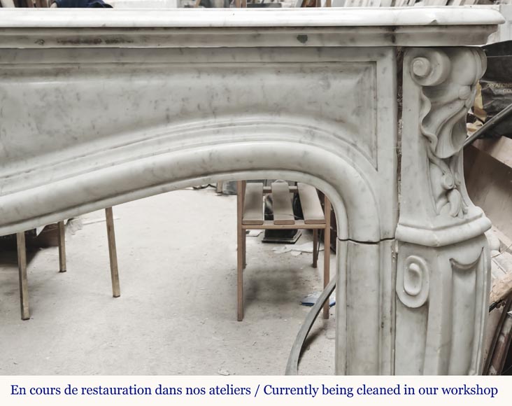 Cheminée style Louis XV en marbre de Carrare décorée d'une coquille-7