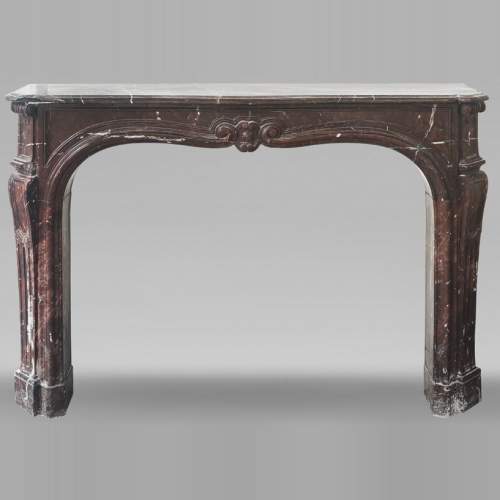 Cheminée d'époque Louis XV en marbre Griotte