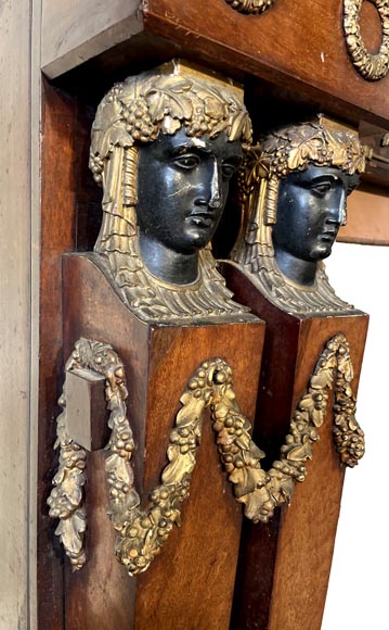 Cheminée d'époque Empire en noyer, ornée de cariatides-2
