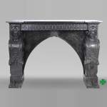 Cheminée en granite noir sculpté – XVIIIe siècle