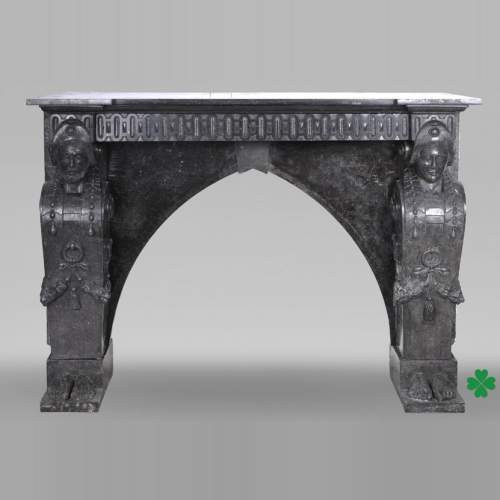 Cheminée en granite noir sculpté – XVIIIe siècle