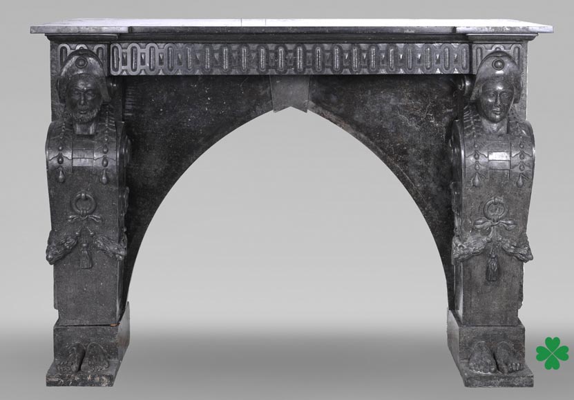 Cheminée en granite noir sculpté – XVIIIe siècle-0