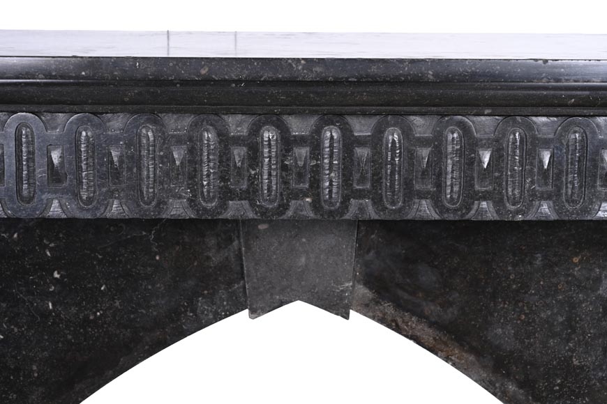 Cheminée en granite noir sculpté – XVIIIe siècle-1