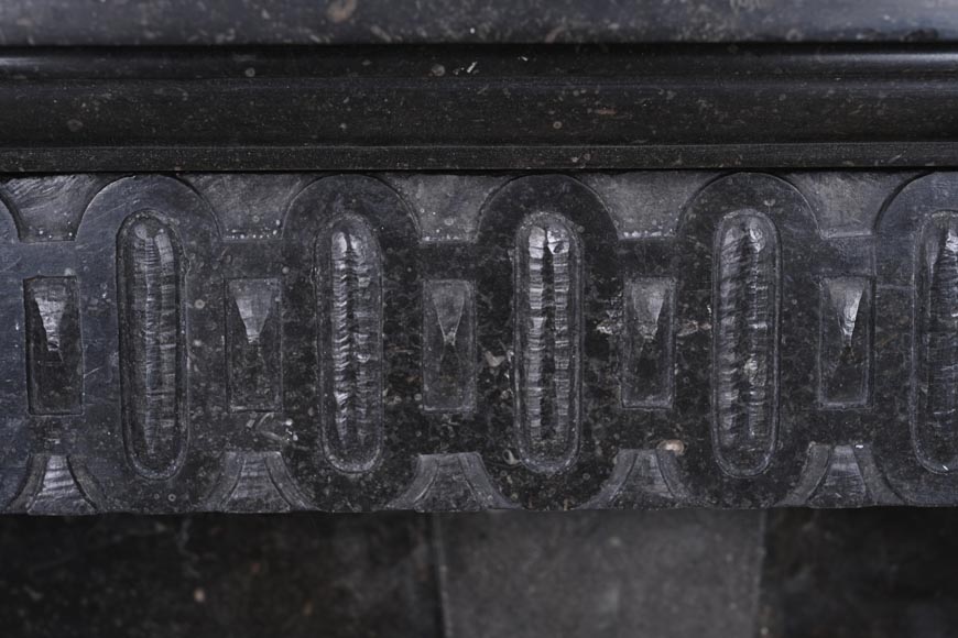 Cheminée en granite noir sculpté – XVIIIe siècle-2