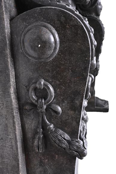 Cheminée en granite noir sculpté – XVIIIe siècle-6