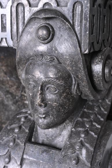 Cheminée en granite noir sculpté – XVIIIe siècle-10