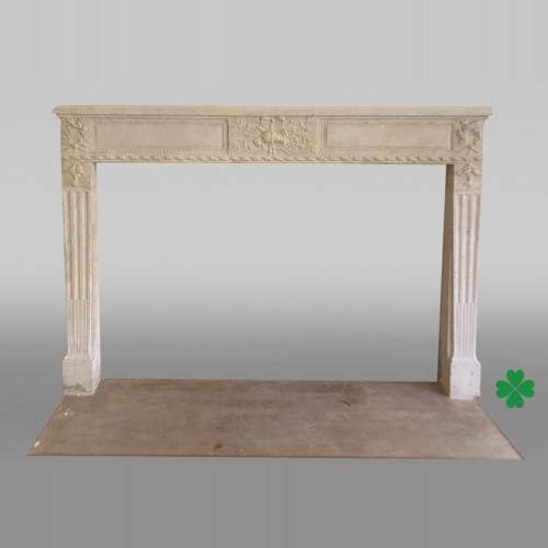 Cheminée d’époque Louis XVI en pierre sculptée