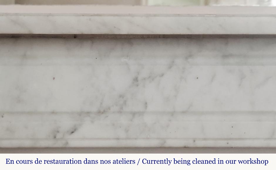 Cheminée style Louis XVI en marbre de Carrare, aux pieds cannelés-1