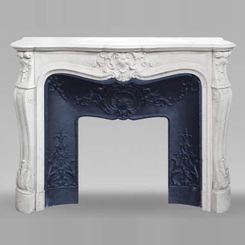 Cheminée de style Louis XV en marbre de Carrare à palmette fleurie