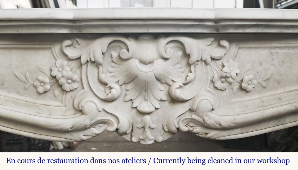 Cheminée de style Louis XV en marbre de Carrare à palmette fleurie-1